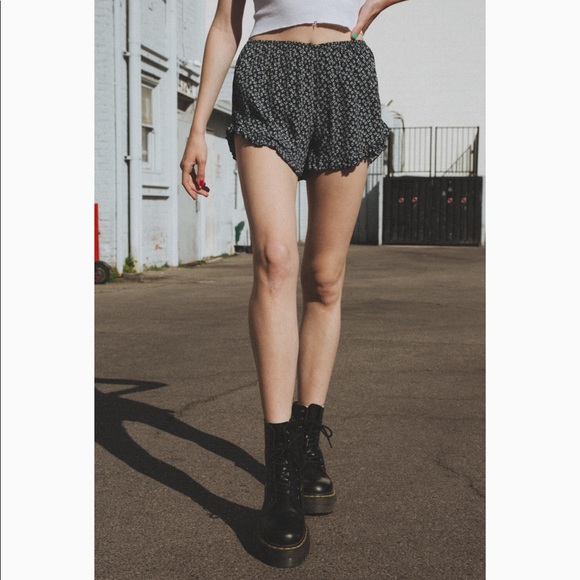 Brandy Melville Pants - Brandy Melville Vodi Shorts - Navy Floral